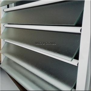 Staklo s uzorkom rešetku