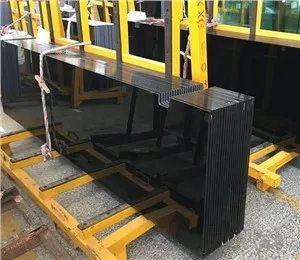 Tamno sivo zatamnjeno staklo