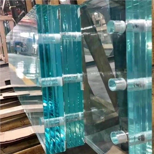 Staklena zavjesa sa rebrima